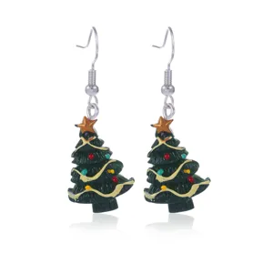 Festliche grüne Weihnachtsbaum Ohrringe mit goldenem Stern auf weißem Hintergrund