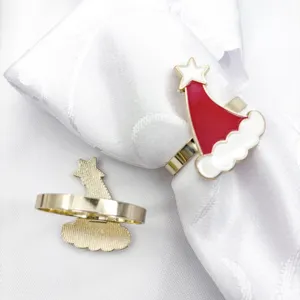 Dettaglio portatovagliolo natalizio a forma di cappello di Babbo Natale
