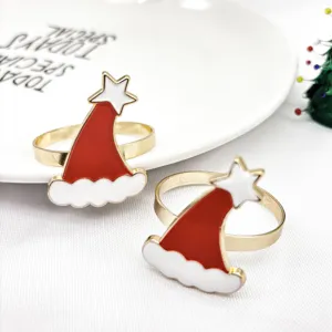Dettaglio del portatovagliolo a forma di cappello di Babbo Natale in smalto rosso