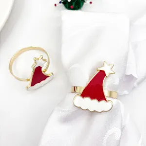 Dettaglio ravvicinato di un portatovagliolo a forma di cappello di Babbo Natale