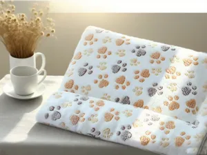 Alfombra de felpa gruesa para mascotas con lindo diseño de huellas, cama cálida y cómoda.