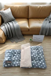 Detalle de estera para mascotas de felpa estrella gris, cojín cálido para perros y gatos