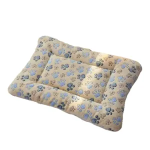 Cama de felpa suave para mascotas con bonito estampado de huellas, cálida y cómoda alfombra.