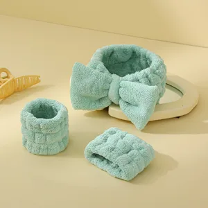 Vue détaillée de bandeau et bracelets éponge vert menthe, matière douce et moelleuse.