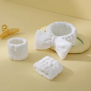 Ensemble bandeau et poignets de spa en peluche blanche pour lavage visage, doux et absorbant.