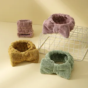 Gros plan sur un ensemble bandeau et bracelet en peluche douce, idéal pour le soin du visage.