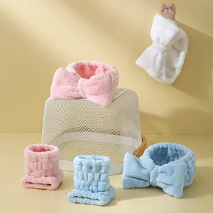 Vue détaillée de l'ensemble bandeau de maquillage et bracelets absorbants en molleton.