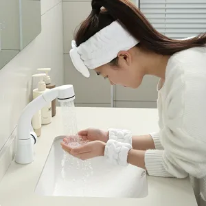 Vue de détail de l'ensemble de bandeaux en peluche douce, parfait pour le lavage du visage.