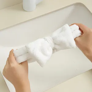 Bandeau à nœud en peluche blanche pour le visage, bandeau de spa en polaire douce pour femmes.