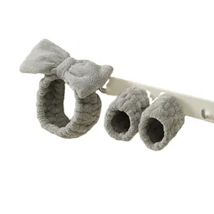 Ensemble bandeau en peluche grise et bracelets absorbants pour le lavage du visage, doux.