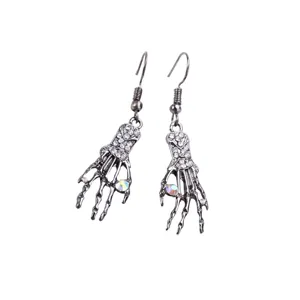 Pendientes de mano de esqueleto punk rock con pedrería de colores para un look de Halloween.