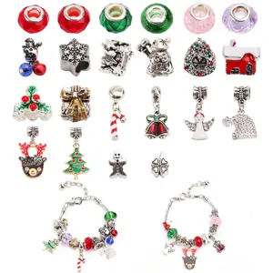 Detalle del set pulsera de dijes navideños DIY que incluye varios colgantes festivos