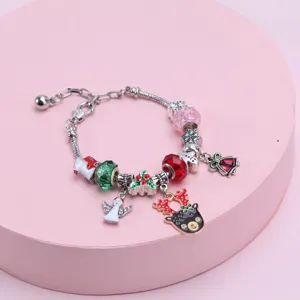 Primer plano de pulsera navideña DIY con colgantes de reno y ángel