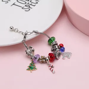 Pulsera navideña festiva de bricolaje con cuentas de colores y dijes temáticos diversos.