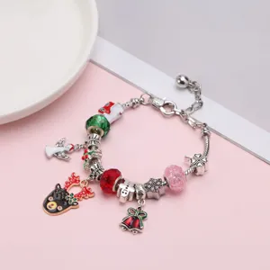 Primer plano de una pulsera navideña DIY con colgantes de reno y campana