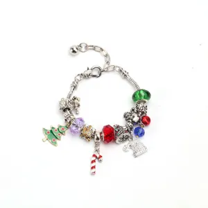 Primer plano de pulsera de Navidad con muñeco de nieve, bastón de caramelo y perlas