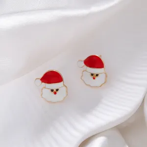 Detailoverzicht van feestelijke Kerstman oorknopjes met rood en wit emaille lak