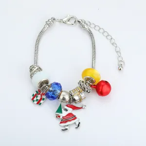 Dettaglio del bracciale di Natale con ciondoli a forma di Babbo Natale e regalo