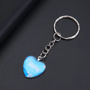 Detail van hartvormige blauwe edelsteen sleutelhanger met MOM Love You gravure voor cadeau