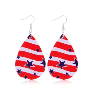 Detalle de pendientes del Día de la Independencia con diseño de bandera estadounidense.