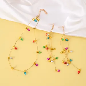 Creatieve kerstketting en oorbellen set met kleurrijke kralen op een gouden ketting