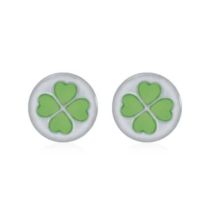Elegante groene klavertje vier oorknopjes van zilverkleurige legering met emaille afwerking