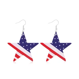 Detalle de pendientes estrella con patrón de bandera americana para el Día de la Independencia.
