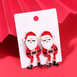 Nahaufnahme von festlichen Weihnachts-Weihnachtsmann-Ohrringen mit roter Emaille