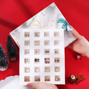 Dettaglio del calendario dell'Avvento di 24 giorni con orecchini e anelli festivi