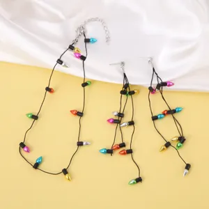 Gedetailleerd overzicht van de kerstlampjes ketting en oorbellen set.