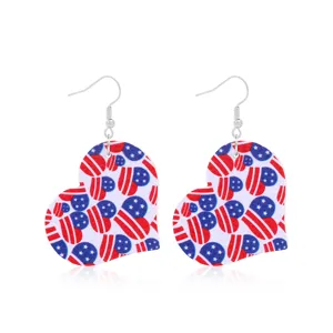 Pendientes de cuero sintético con forma de corazón y patrón de bandera USA.
