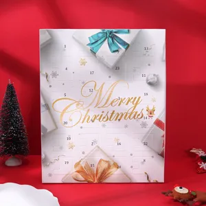 Dettaglio di un set di gioielli calendario dell'Avvento di 24 giorni con scritte dorate