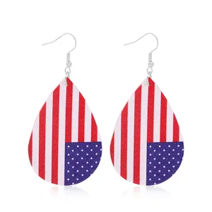 Vista detallada de pendientes de cuero en forma de gota con diseño de bandera americana