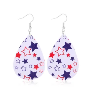 Detalle de pendientes de cuero en forma de gota con patrones de estrellas patrióticas