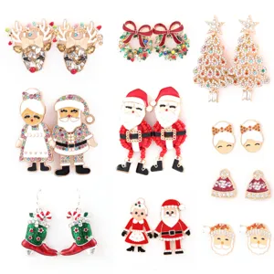 Set mit weihnachtlichen Ohrringen mit Nikolaus-, Rentier- und festlichen Kranzmotiven
