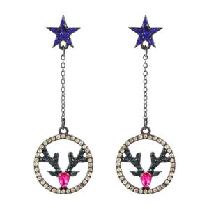 Weihnachtliche Tropfenohrringe mit blauem Stern und Rentiergeweih mit rosa Strass