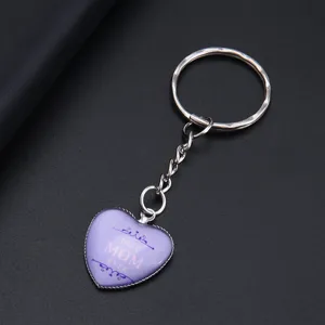 Detailweergave hartvormige sleutelhanger met Best Mom Ever tekst in paars