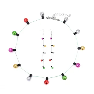 Kerstmis ketting en oorbellen set met gekleurde lampjes kralen op een witte achtergrond
