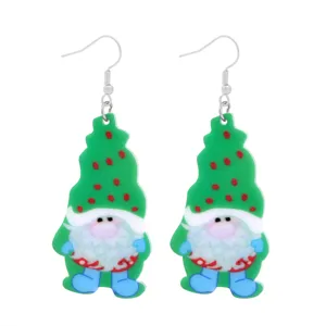 Detailweergave van kerstgnome oorbellen met groene boomhoeden en witte baarden op wit