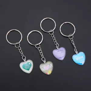 Hartvormige Moederdag sleutelhanger set met MOM edelsteen hangers