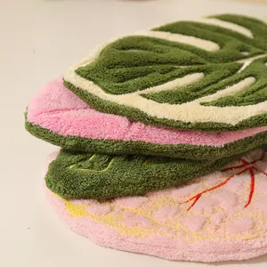 Weiche saugfähige Korallenfleece-Handtücher in tropischer Blattform in Grün und Rosa.