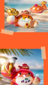 Vue détaillée de mignonnes figurines de crabe porte-bonheur en résine orange sur la plage.