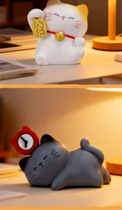 Detailansicht der niedlichen Meow Is Coming Katzenfiguren in Weiß- und Grautönen aus Harz