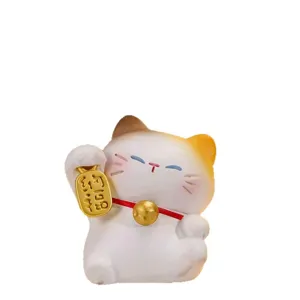 Niedliche liegende Glückskatzen-Figur mit Glückstafel, weiß-orangefarbenes Harz-Ornament