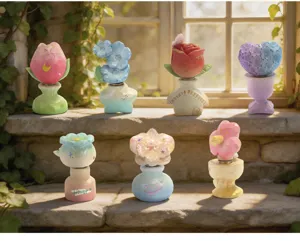Vue détaillée d'ornements de bureau rotatifs floraux colorés dans une fenêtre