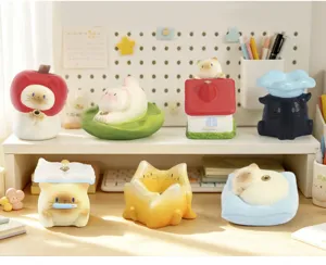 Collection variée de figurines de brûleurs d'encens chat mignons sur un bureau confortable