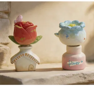 Vue détaillée de mignons ornements de fleurs rotatifs pour une déco de bureau esthétique