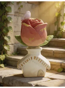Vue détaillée d'une figurine rose en boîte aveugle sur une base de maison décorative