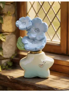 Gros plan d'une figurine de fleur et étoile tournante sur un rebord ensoleillé.