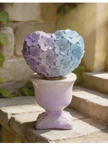 Vue détaillée d'une sculpture de fleurs en forme de cœur avec un dégradé violet et bleu